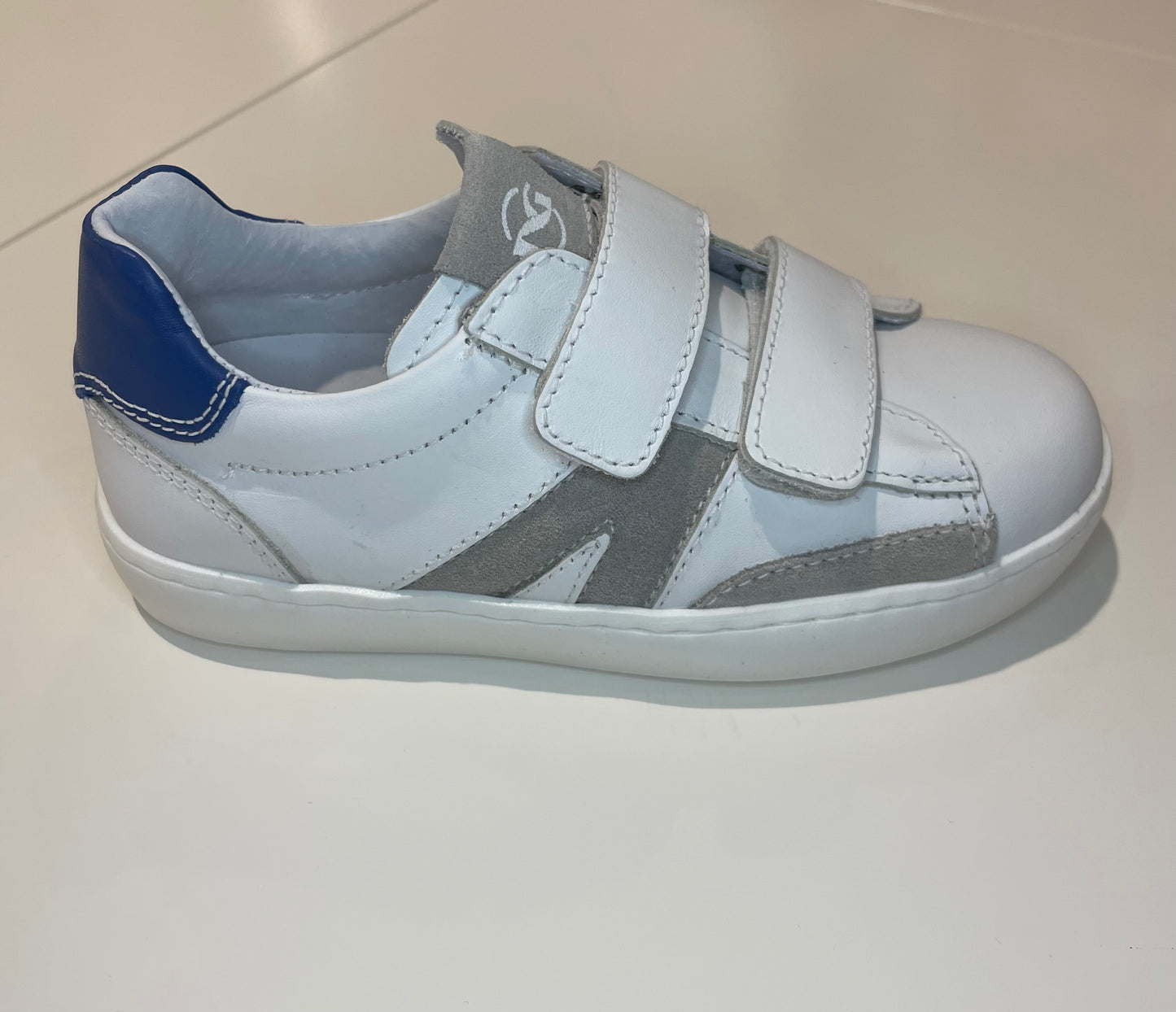 Sneakers nuvola con strappi