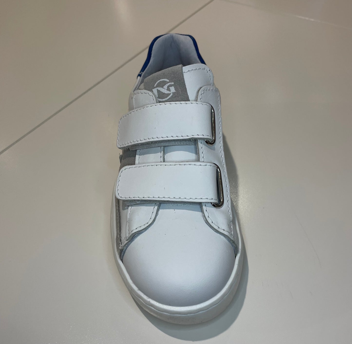 Sneakers nuvola con strappi