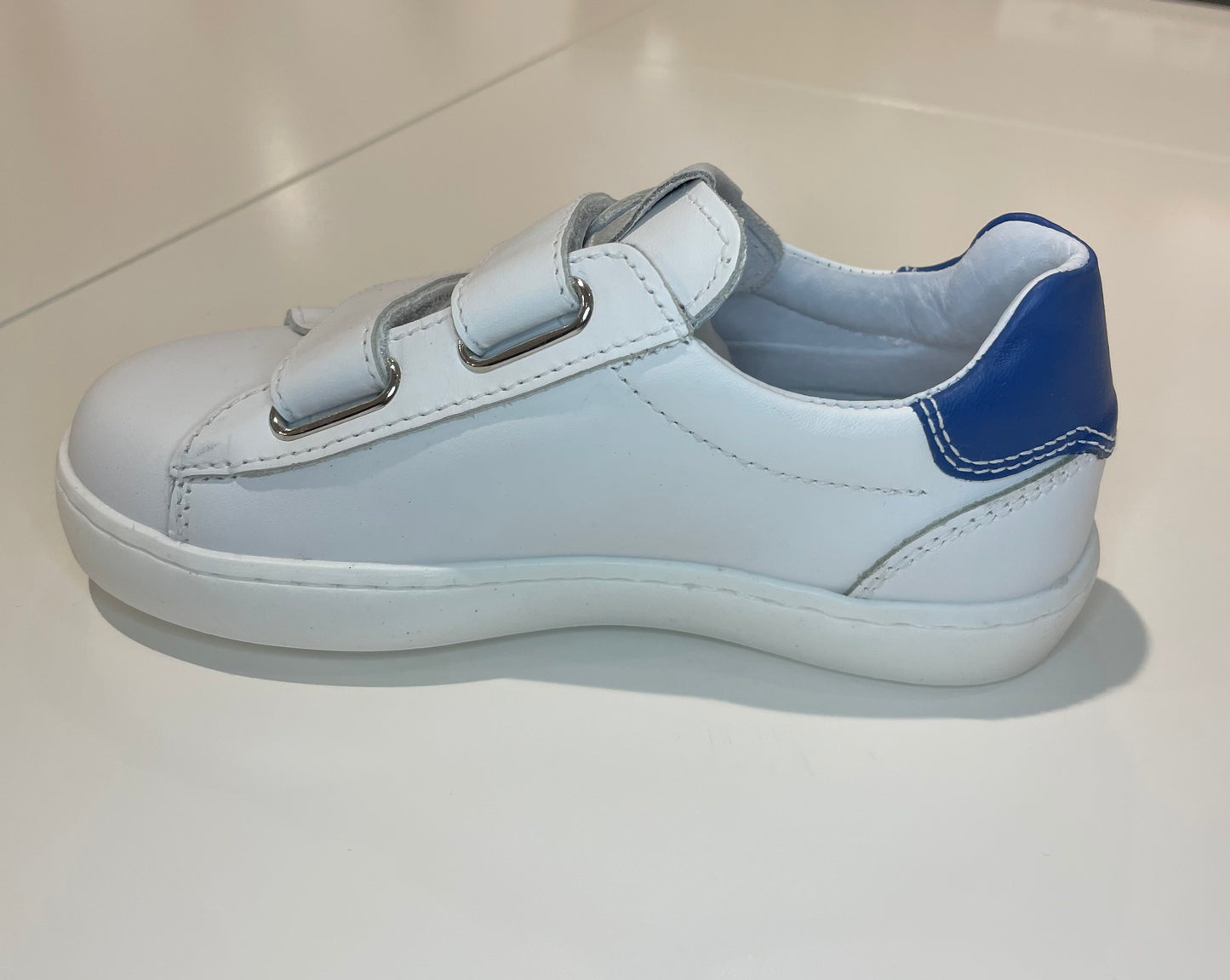 Sneakers nuvola con strappi