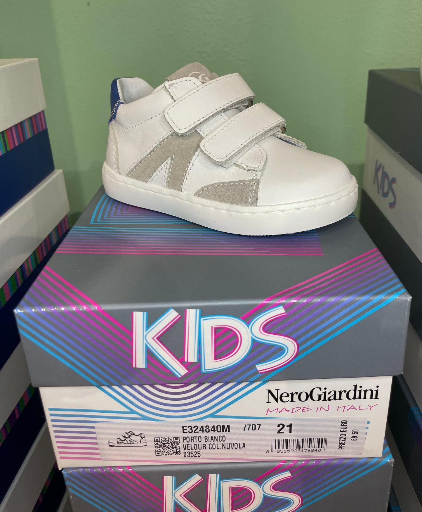 Sneakers nuvola con strappi